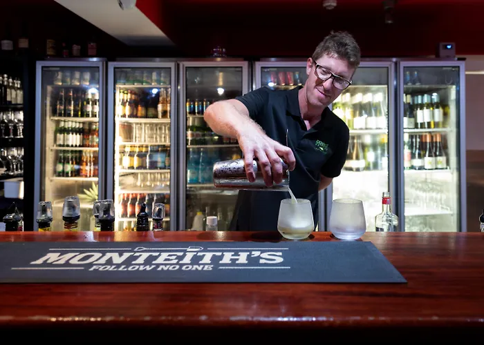 Bay Village Tropical Retreat & Apartments Cairns