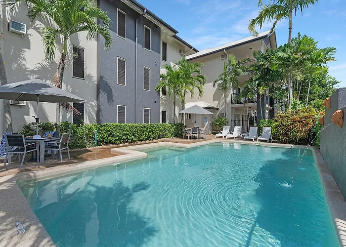 Bay Village Tropical Retreat & Apartments Cairns